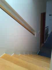 aplikace olejového vosku na schodišti